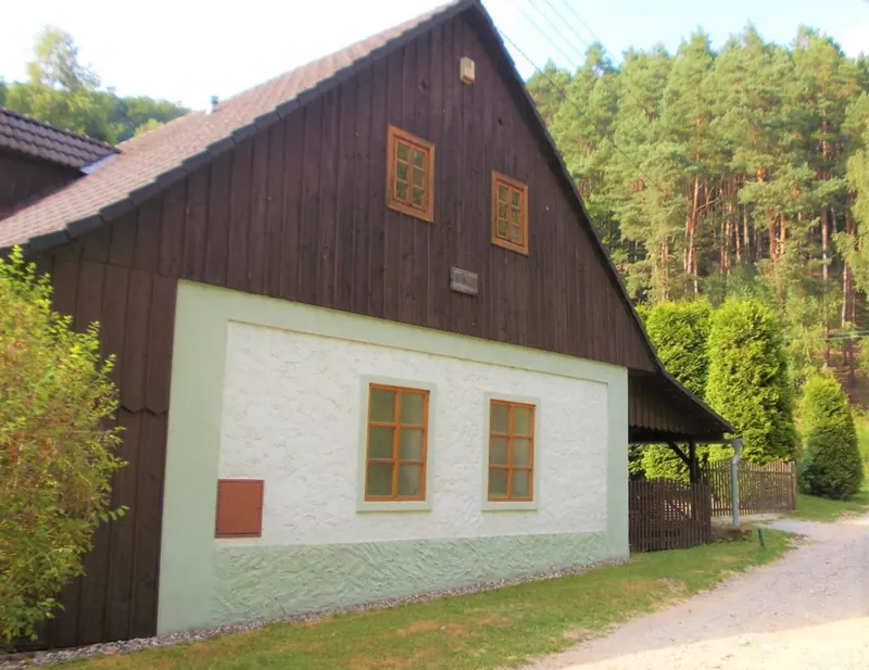 Budova penzionu s dřevěným štítem