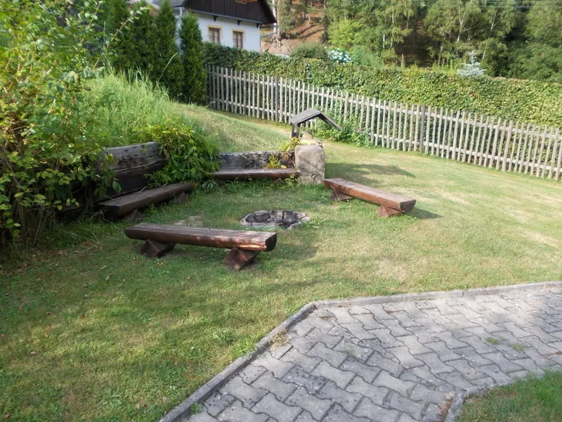 Ohniště a posezení na zahradě penzionu